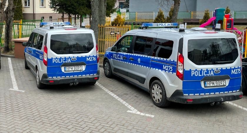 Alarm bombowy w dwóch placówkach. Policja szukała ładunków w Łomży i Piątnicy