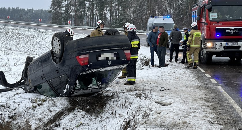 Poślizg na zakręcie i dachowanie. Kierowca w szpitalu [FOTO]