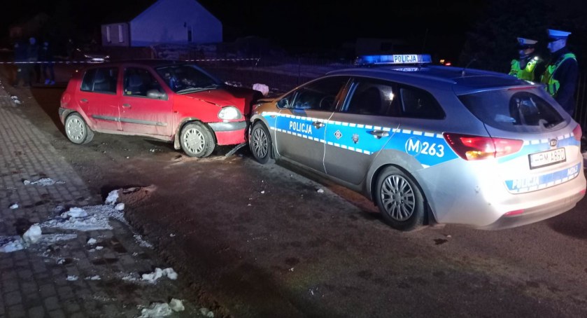 Renault kontra policyjny radiowóz. Policjanci w szpitalu [FOTO]