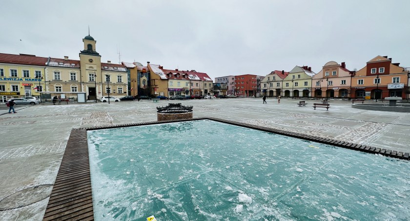 Stary Rynek w Łomży z małą architekturą