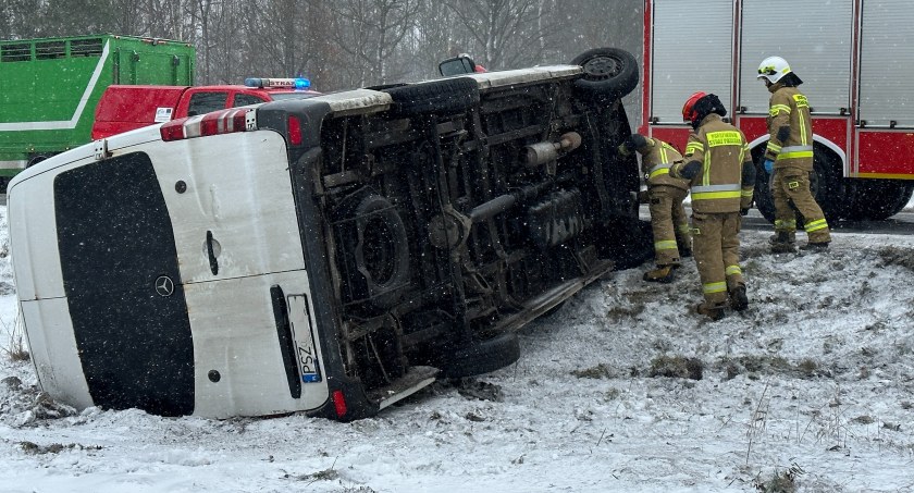 Sypnęło śniegiem i już są kraksy! [FOTO]