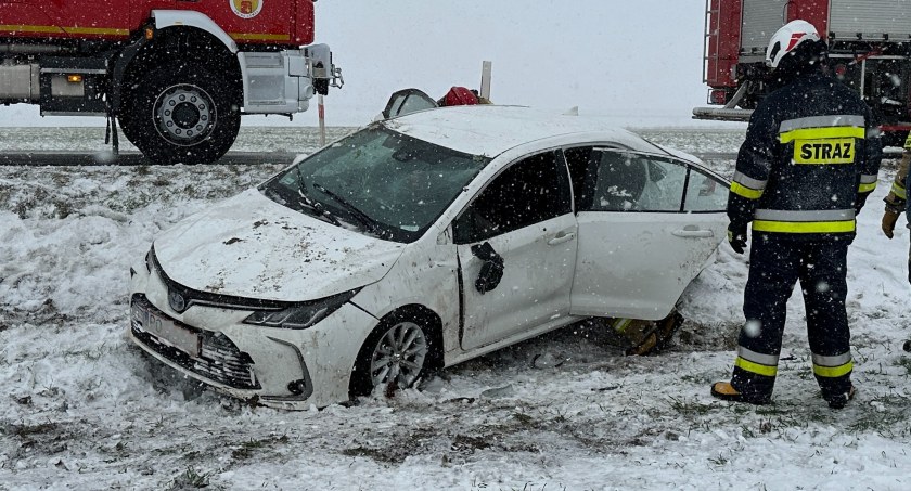 Kolejne dachowanie! Toyota wypadła z drogi [FOTO]