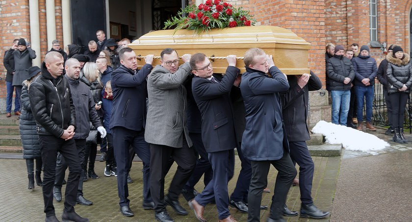 Tłumy pożegnały tragicznie zmarłego śp. Tomasza Jakackiego. „Przyjacielu, dziękujemy Ci za wszystko” [FOTO]