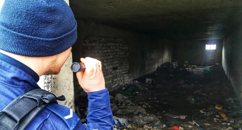 Osoby starsze, bezdomne, nietrzeźwe. Policja apeluje o empatię