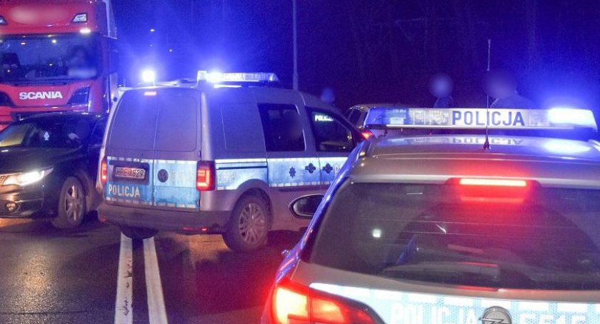 Pijani młodzieńcy z pow. łomżyńskiego w nocnym rajdzie przez miasto potrącili policjanta