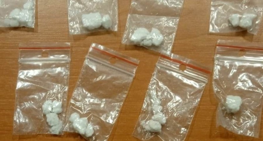 Nerwowe zachowanie 20-latka zwróciło uwagę policjantów. Miał przy sobie biały proszek