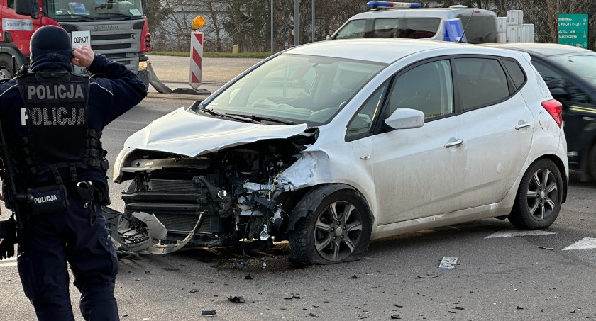 Dwa samochody zderzyły się na Alei Legionów. Uwaga na utrudnienia [FOTO]