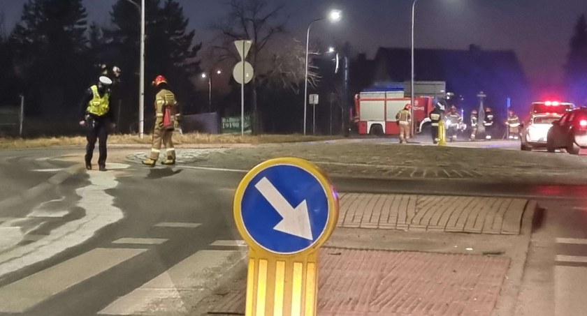 Wjazd do Łomży od strony Ostrołęki zablokowany! Straż walczy z wielką plamą oleju napędowego [FOTO]