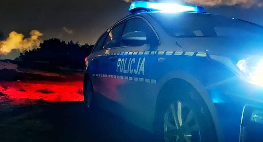 Niewidoczny, na podwójnym zakazie i z przyczepą niedopuszczoną do ruchu. Nieodpowiedzialny kierowca ciągnika zatrzymany