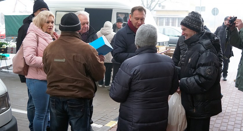 Wdowia renta i zwiększony zasiłek  pogrzebowy. Lewica z wizytą na targowisku w Łomży [VIDEO i FOTO]