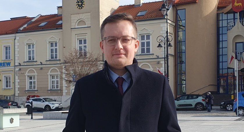 Poseł Winnicki w Łomży. Krótka konferencja w centrum miasta