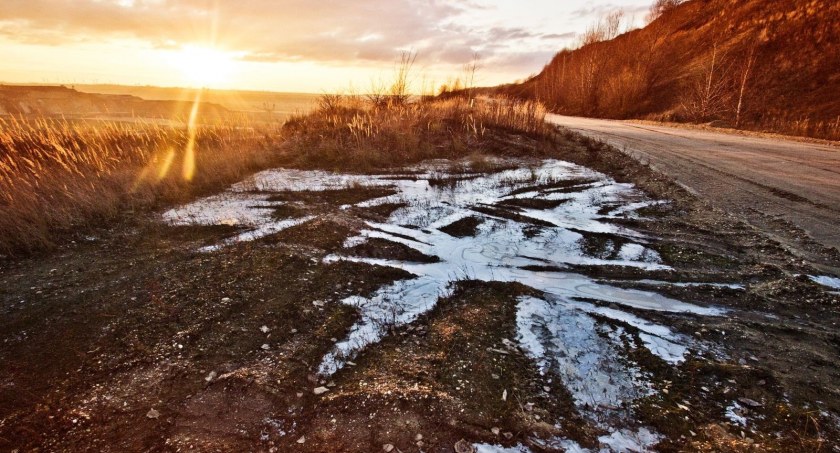 Lód skuje drogi w dużej części naszego województwa! Ostrzeżenie przed oblodzeniem, może być bardzo ślisko