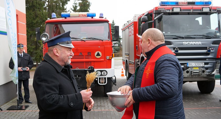 Strażacy ochotnicy ze Śniadowa i Starych Konopek z nowymi pojazdami [FOTO]