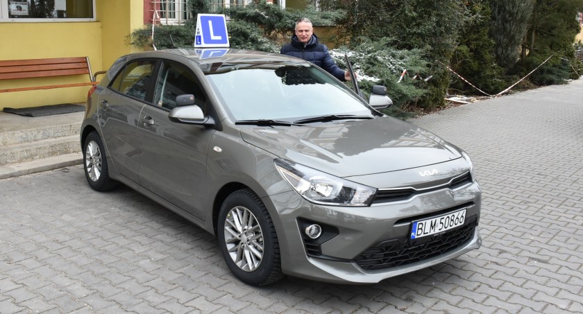 ZSCKR w Marianowie ma nowy samochód do nauki jazdy [FOTO]