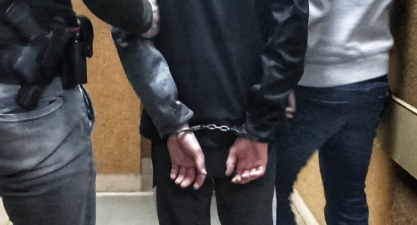 Dwójka nastolatków znęcała się nad psem. Policjanci zatrzymali ich w trakcie lekcji! 