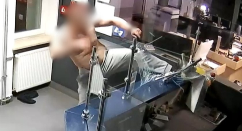 Łomża. Podpalił samochód i zniszczył poczekalnię w komendzie! Policja pokazuje nagranie [VIDEO i FOTO]