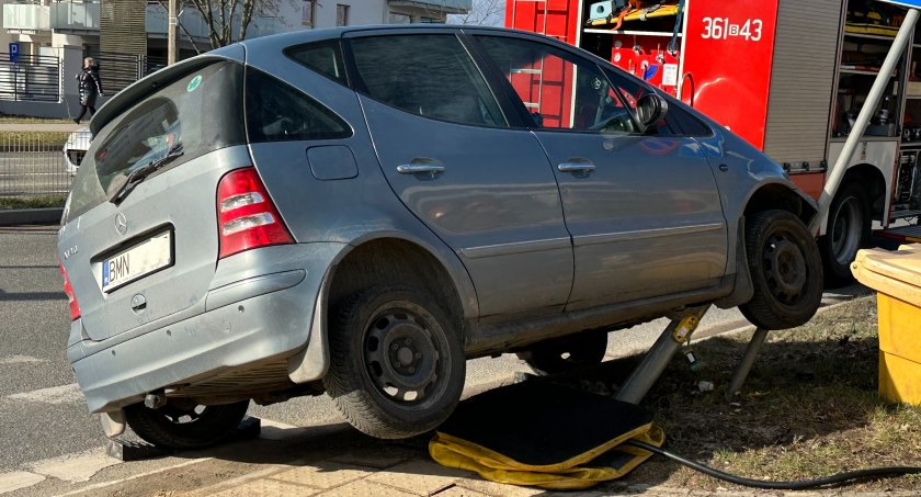 Nietypowa kraksa na Zawadzkiej. Mercedes zawisł na słupku [FOTO]