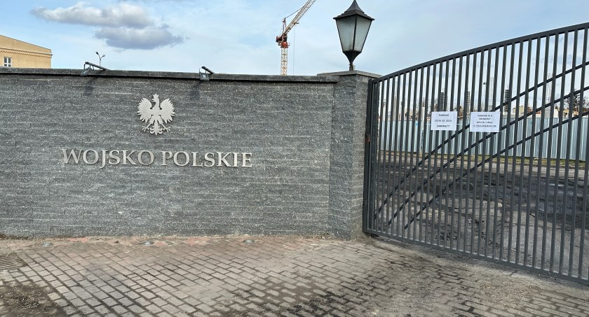 Łomża. Żołnierze nie mogą parkować samochodów na terenie jednostki [FOTO]