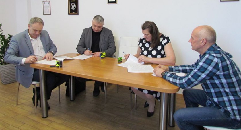 Podpisanie dziesięciu umów dot. modernizacji dróg w Gminie Jedwabne