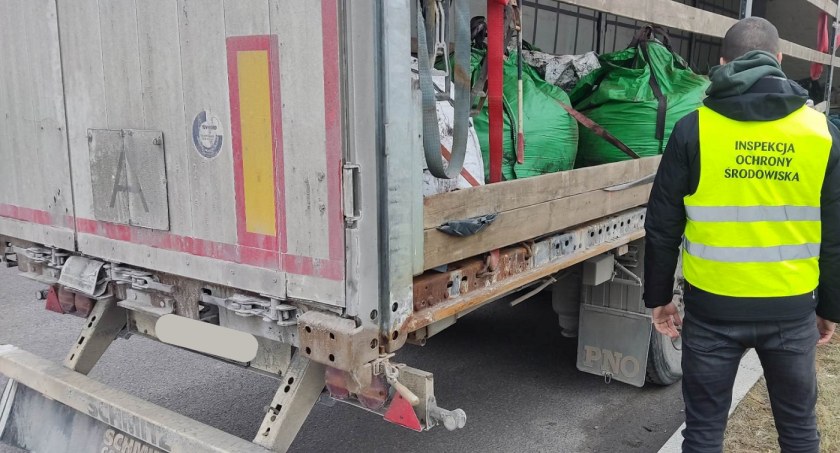 Nielegalny transport odpadów trafił na parking pod Łomżą