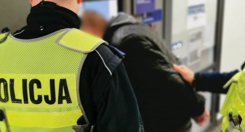 Młody kierowca wjechał do rowu. Był pijany i miał przy sobie narkotyki