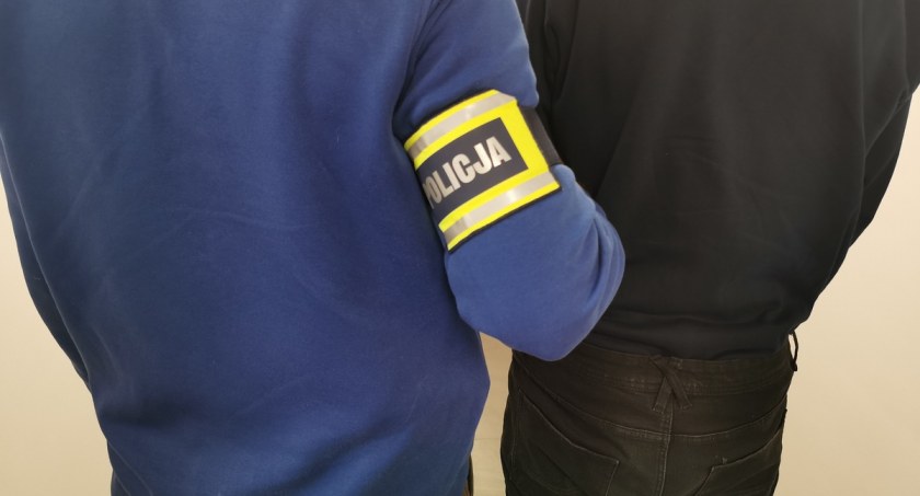 Zasadzka na parkingu w Łomży! Policjanci zatrzymali dilera, który właśnie sprzedawał narkotyki