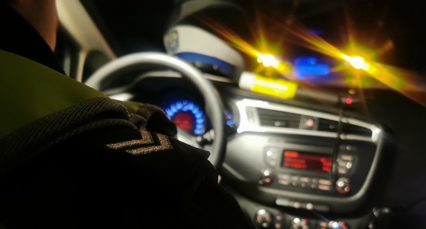 Pijany kierowca spowodował kolizję, bo skończył mu się pas ruchu