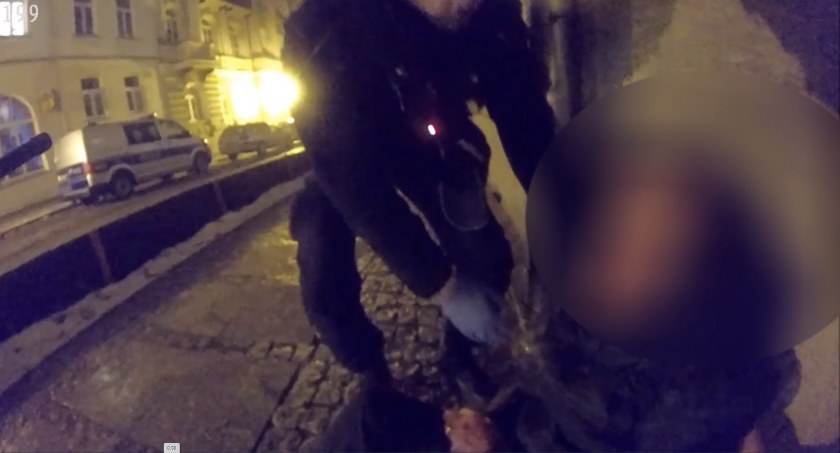 Nie przechodźmy obojętnie obok człowieka leżącego na ulicy [VIDEO]