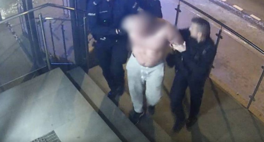 Demolka na komendzie policji w Łomży. Awanturnik nie przyznaje się