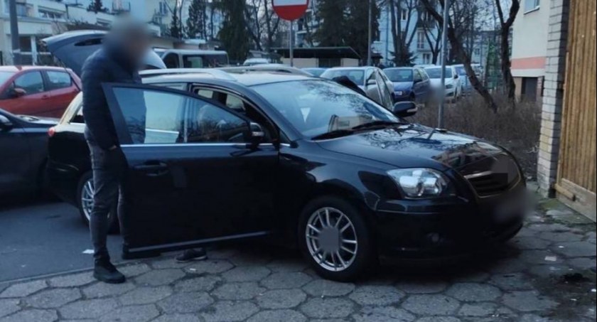 Łomża. Zatrzymani nie przyznają się do kradzieży samochodów 