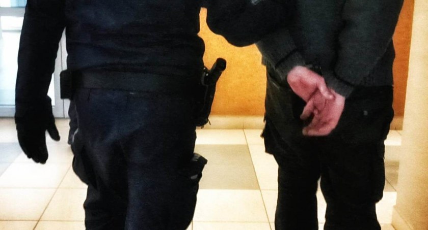 42-latek ukradł alkohol i schował się na strychu. Wcześniej groził, że zabije sprzedawcę