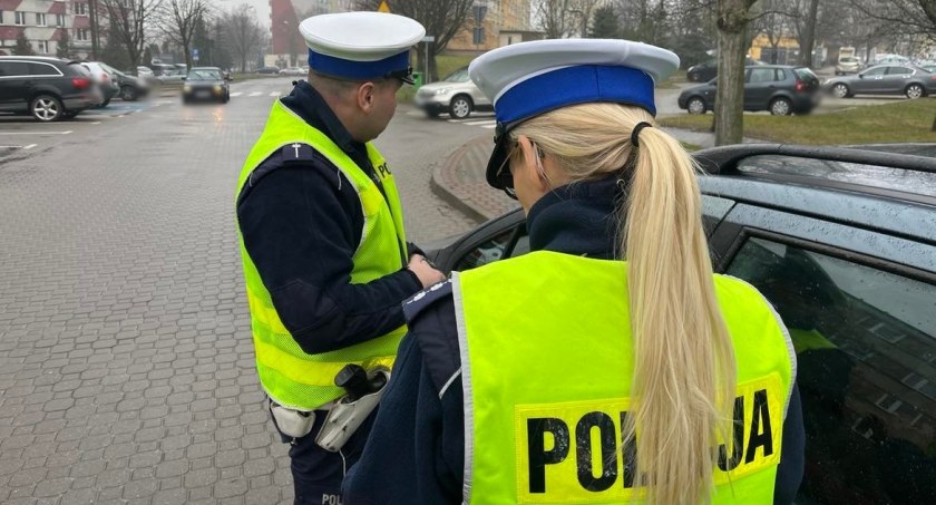 Łomża: Kierowcy w czasie jazdy korzystają z telefonów