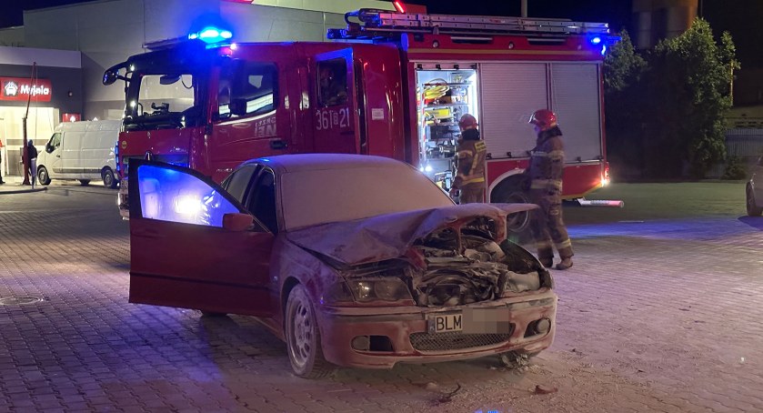 BMW w ogniu! Interweniowali pracownicy stacji paliw [FOTO]