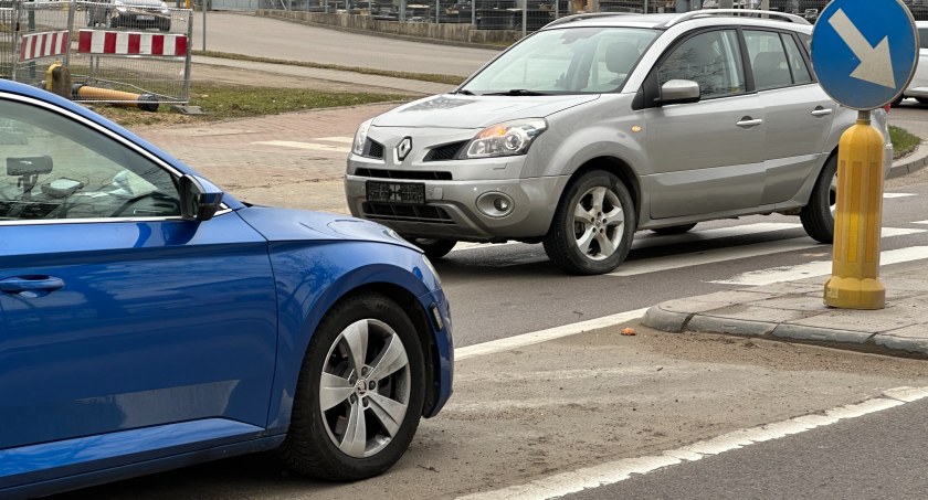 Łomża: Kierowca renault potrącił kobietę na przejściu dla pieszych