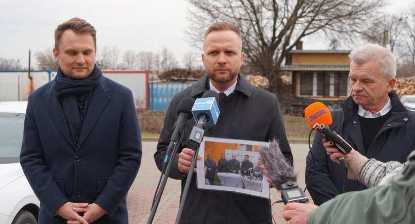 Mieszkańcy Łomży oszukani przez PiS? Miało być Mieszkanie Plus, a zostały puste działki