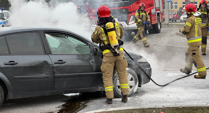 Pożar renault. Auto gasili inni kierowcy [FOTO]
