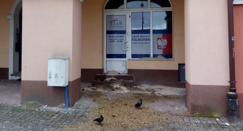 Kiszonka pod biurem posła PiS [FOTO]