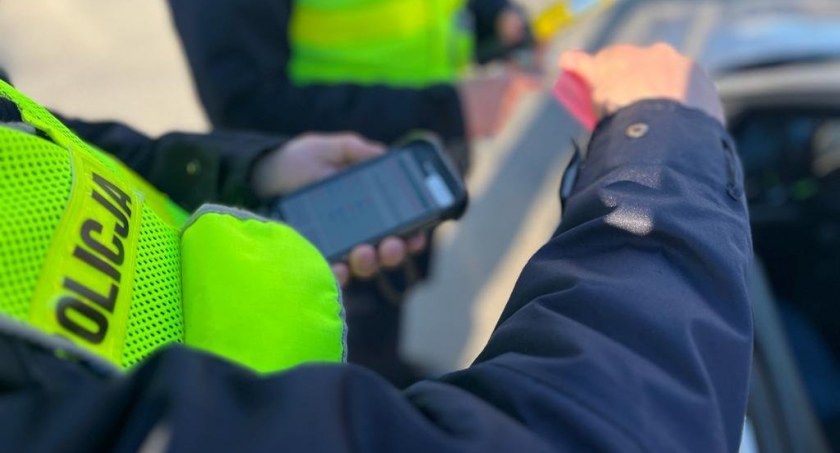 e-Notatnik w Łomży. Policjanci biorą udział w pilotażu
