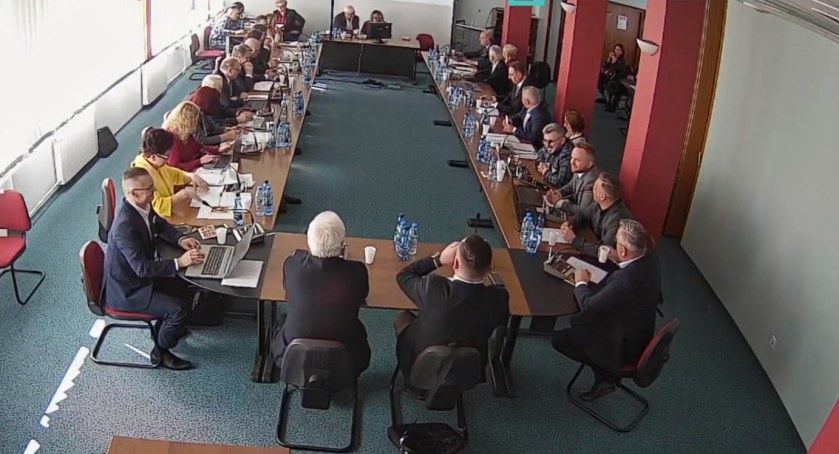 Głosowanie nad „obroną Jana Pawła II” podzieliło radnych