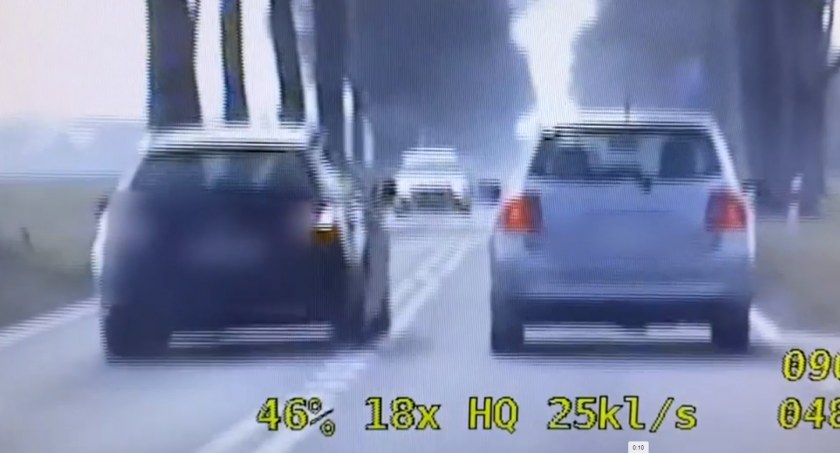 Ten wyczyn może kosztować 5 tysięcy złotych i 25 punktów! Kierowca zrobił to na oczach drogówki [VIDEO]