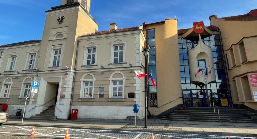 Bombowy początek dnia w łomżyńskim ratuszu
