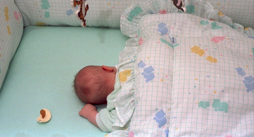 Dwumiesięczny chłopczyk spał, gdy za ścianą jego pijany ojciec walczył na noże