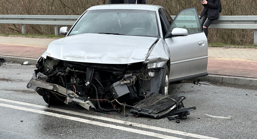 Rozbite audi przed mostem Hubala! Uwaga na utrudnienia [FOTO]