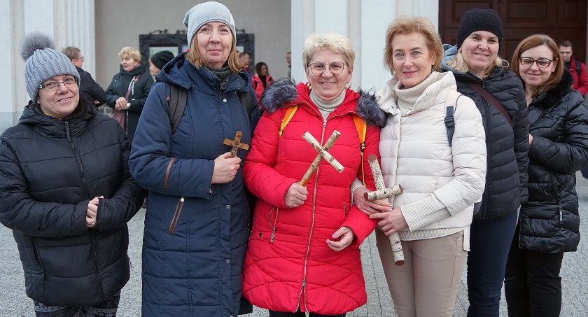W nocy i w skupieniu. Mają do pokonania kilkadziesiąt kilometrów [FOTO]