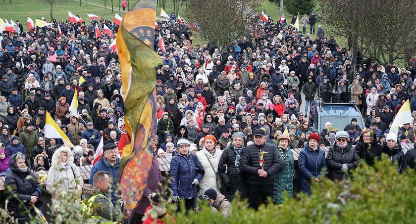 “Takiego Polaka już nie będzie”. Tłumy modliły się i śpiewały na  Marszu Papieskim w Łomży  [VIDEO i FOTO]