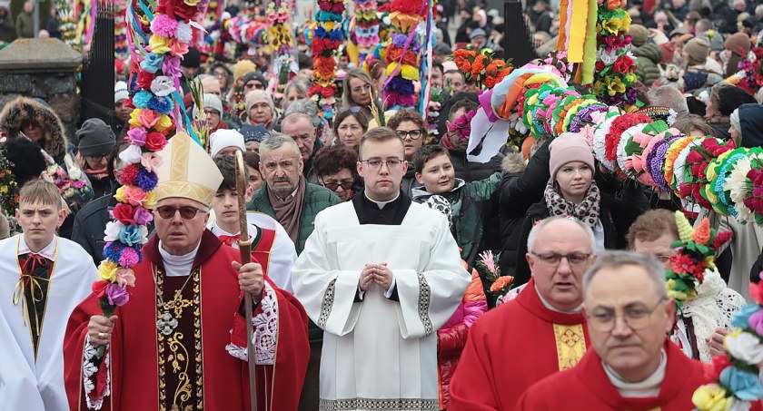  Kurpiowskie palmy i barwna procesja! Niedziela Palmowa w Łysych [FOTO]