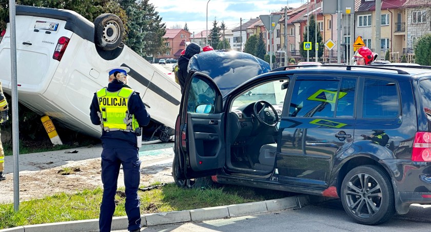 Groźna kraksa na osiedlu w Łomży! Samochód leży na dachu [FOTO]