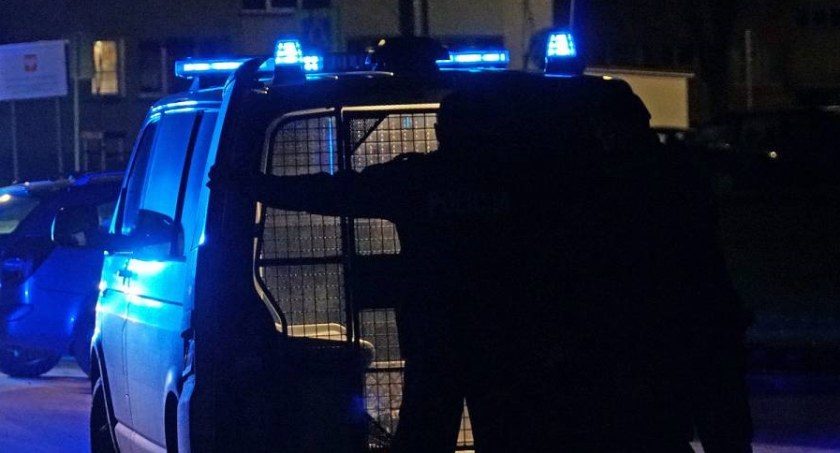 Łomża. Zakrapiana impreza zakończona w policyjnym areszcie! Agresywny nastolatek miał zaatakować funkcjonariuszy