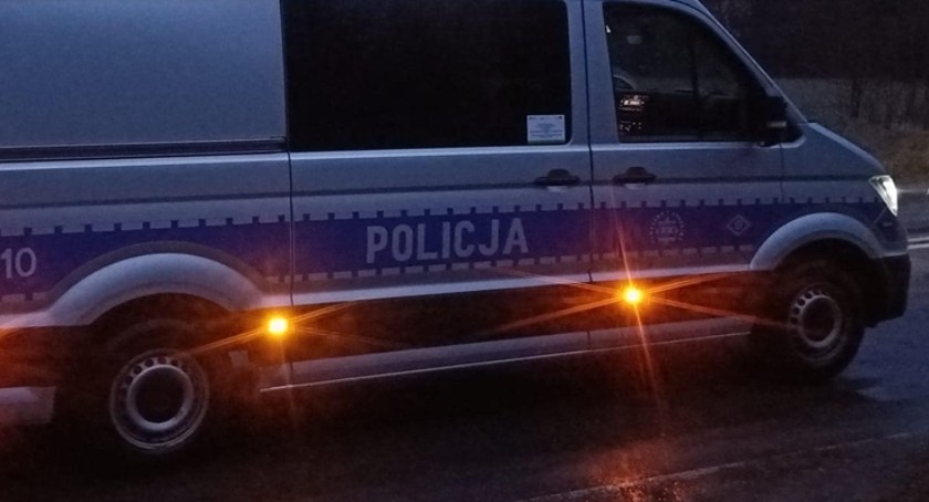 Pokłócił się z rodzicami i poszedł w siną dal! Przypadkowy kierowca zobaczył go przy drodze