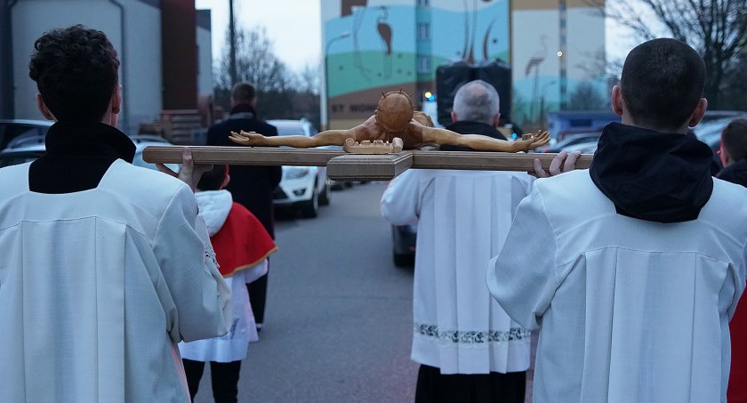 Wielki Tydzień.  Godziny dróg krzyżowych, mszy świętych i nabożeństw w łomżyńskich parafiach